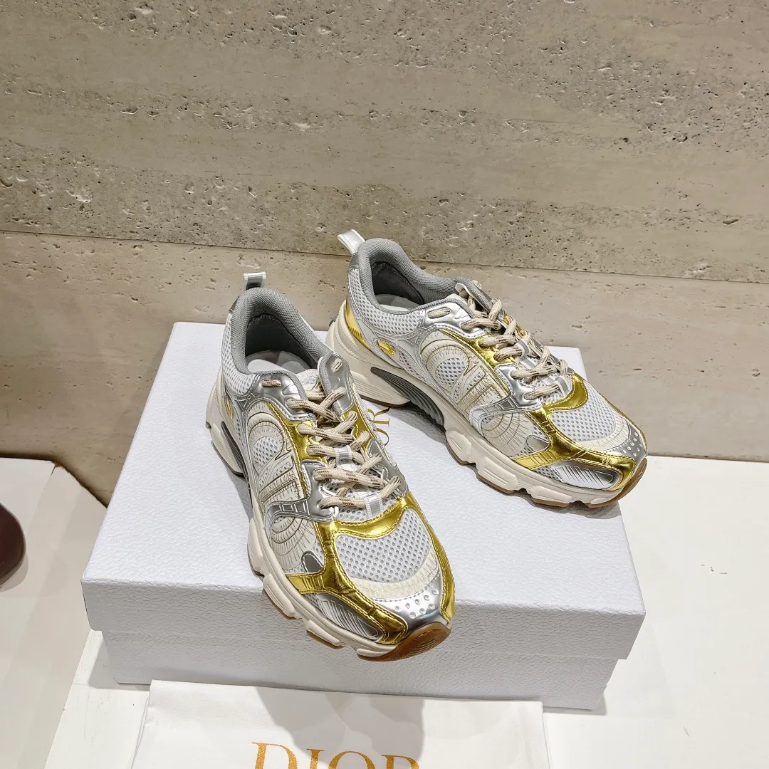 👟👟Ex-factory price 560👟👟 (top version) The latest hot model, the star model 2024 main hot product, the newly released Dior Dior Chrono new casual sports shoes, running shoes and dad shoes are really cool, full of futuristic feeling! Really cool! Once again interpreting Dior's concept of cool fashion, the lucky star will bless you with good luck. The new EVA sole is super light and super soft! A perfect replica of the original! Fully matched material and mold! ! 35-40